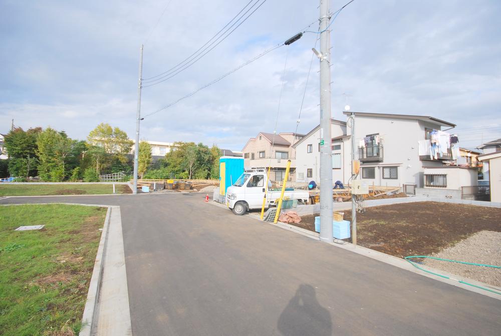 Local photos, including front road. Local shooting