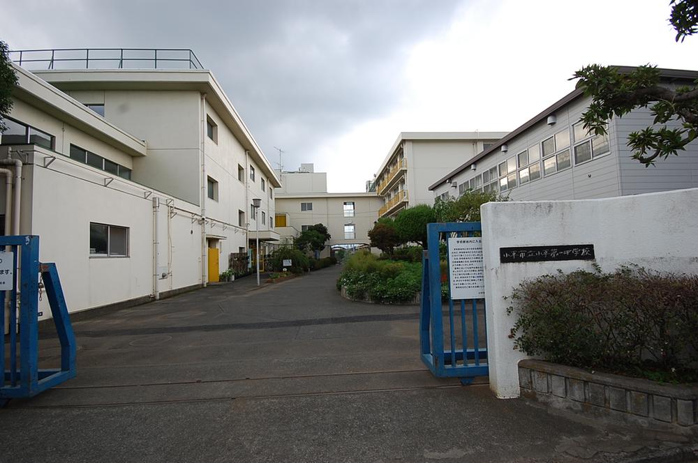 Junior high school. Kodaira stand Xiaoping 856m until the first junior high school