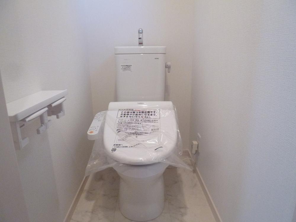 Toilet. Indoor (12 May 2013) Shooting