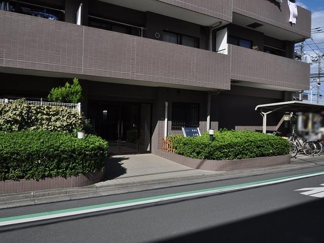 Entrance. Famille Xiaoping Ichibankan Entrance