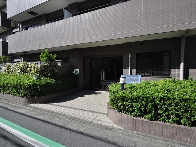 Entrance. Famille Xiaoping Ichibankan Entrance