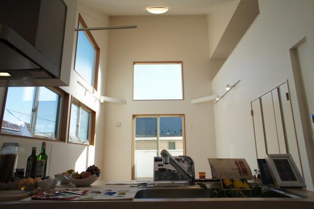 Living. A feeling of opening living, Gradient ceiling with a ceiling height