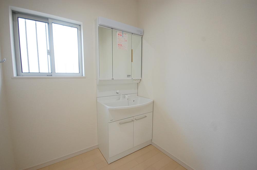 Wash basin, toilet. 1 Building