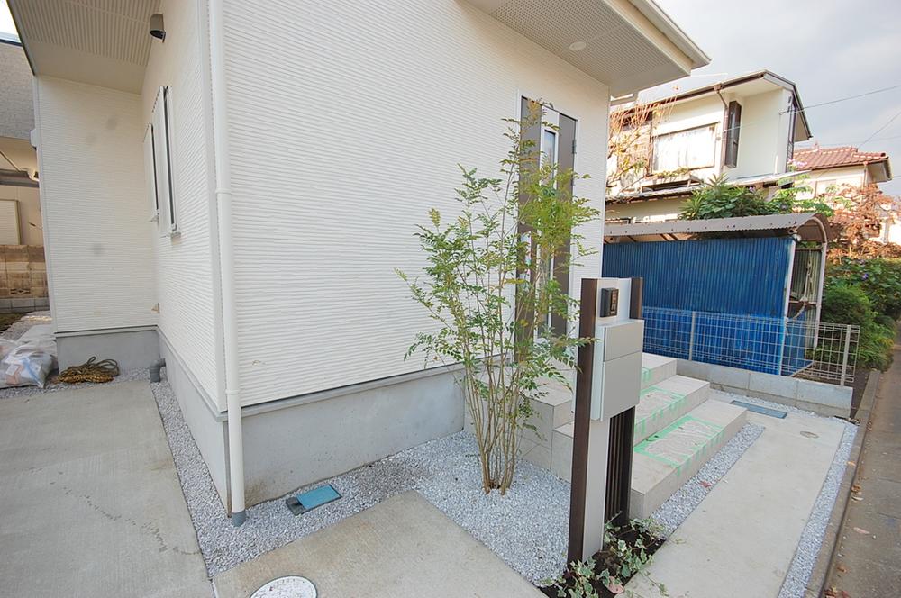 Entrance. 1 Building