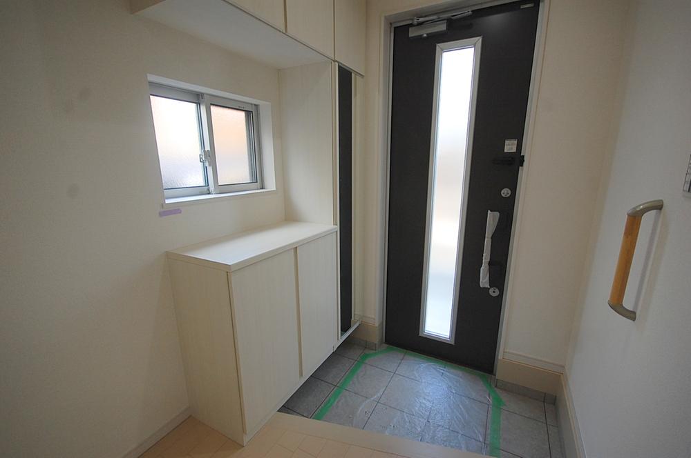 Entrance. 1 Building