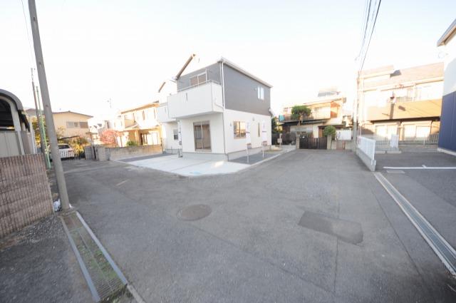 Local photos, including front road. Local (11 May 2013) Shooting