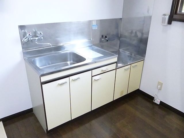 Kitchen. Two-burner gas stove can be installed.