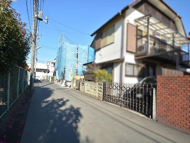 Local photos, including front road. Kodaira Suzukicho 1-chome contact road 2013 / 12 / 13 shooting