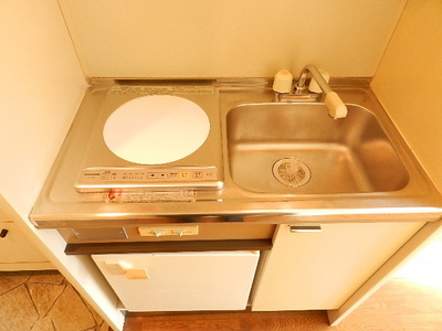 Kitchen. A small kitchen IH stove 1-neck