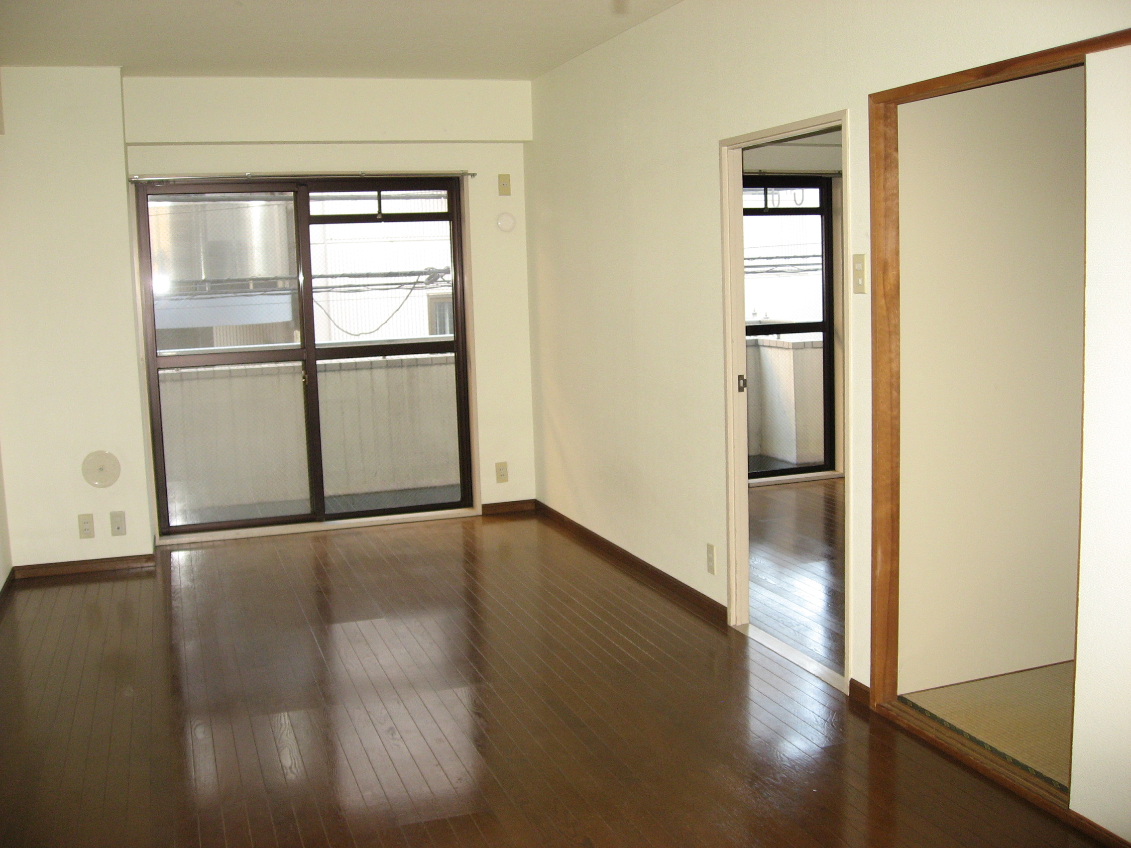 Other room space. Western-style than living ・ You can access the Japanese-style room!
