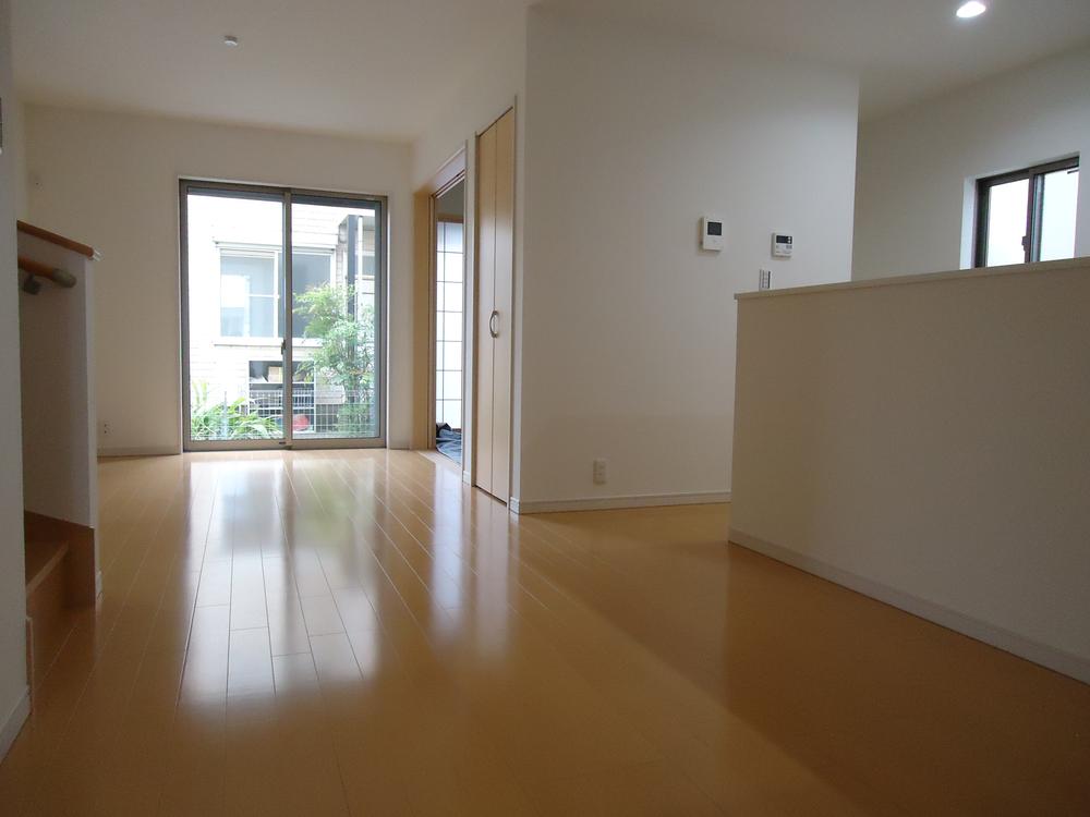 Living. Of the three-sided lighting bright, Spacious living room (Building 2)