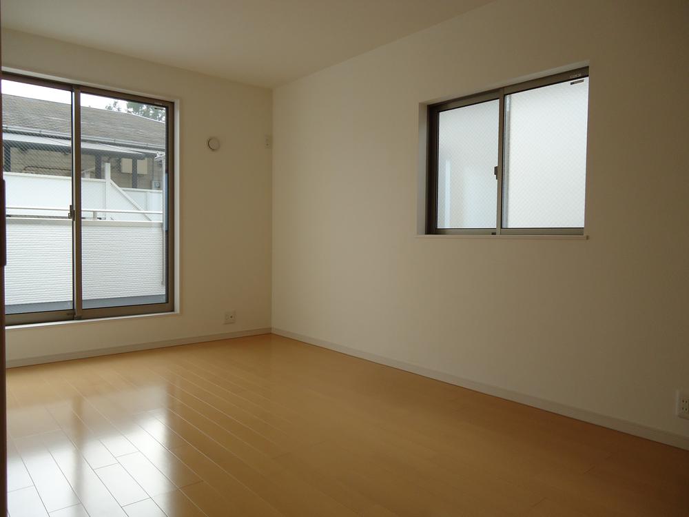 Non-living room. 2 Kaizenshitsu two-sided lighting! You full of bright sunshine