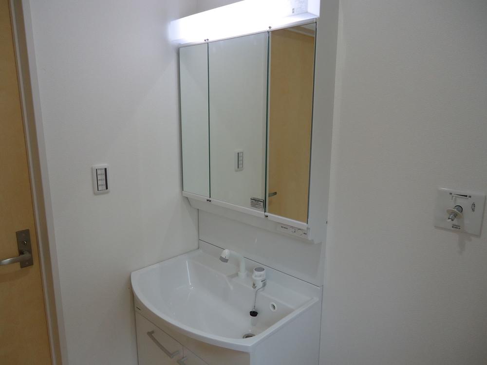 Wash basin, toilet. Three-sided mirror Shampoo dresser