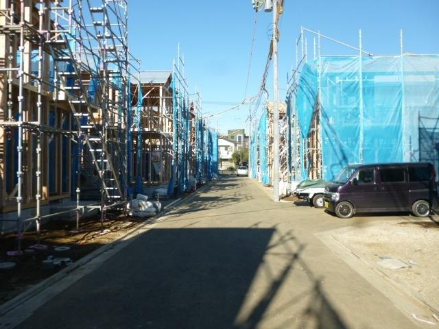 Local photos, including front road. Width 5m. Clean newly painted.