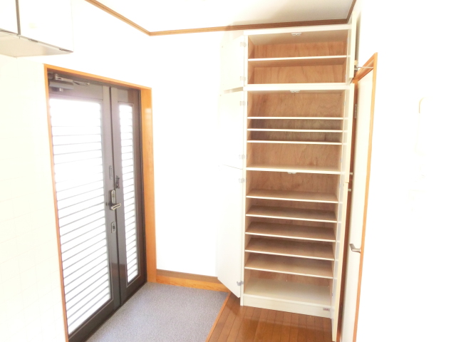 Entrance. Entrance storage