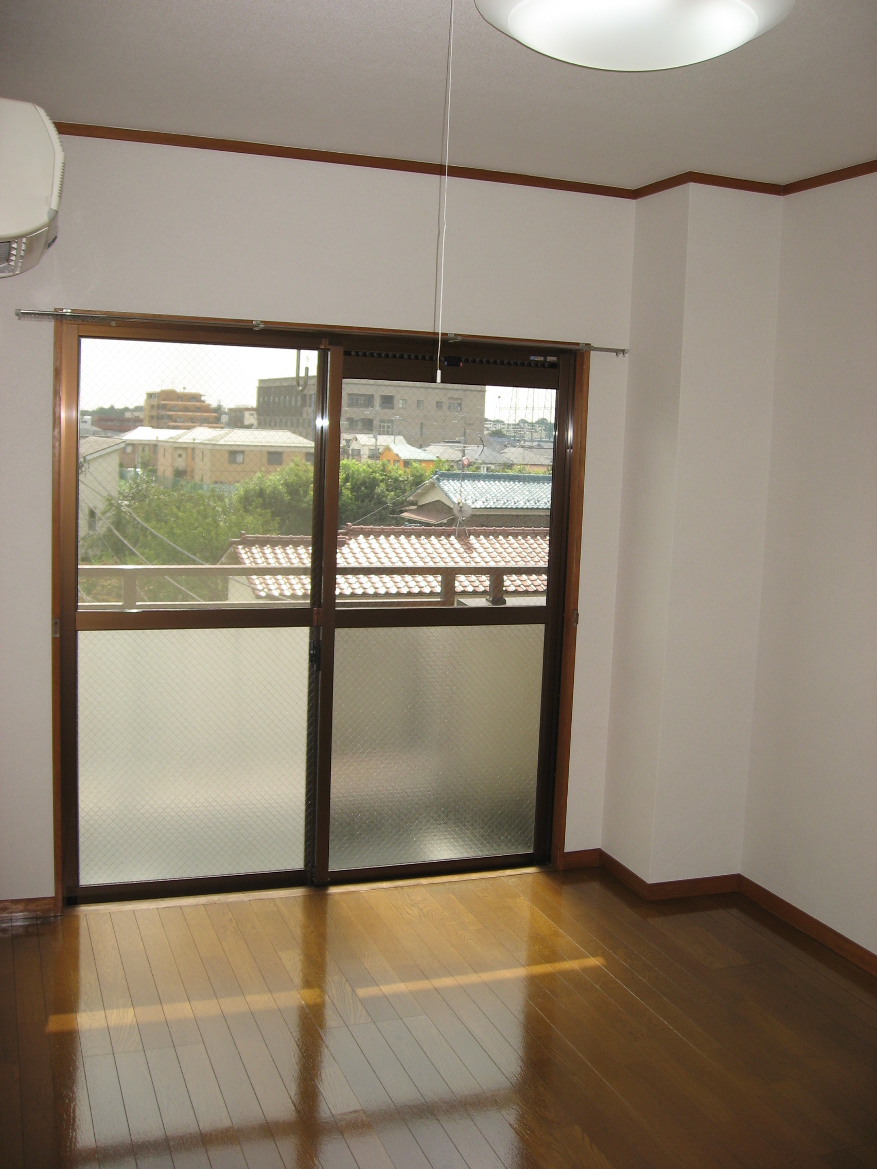 Living and room. South-facing bright flooring spread of Western-style! Comfortable air-conditioned!