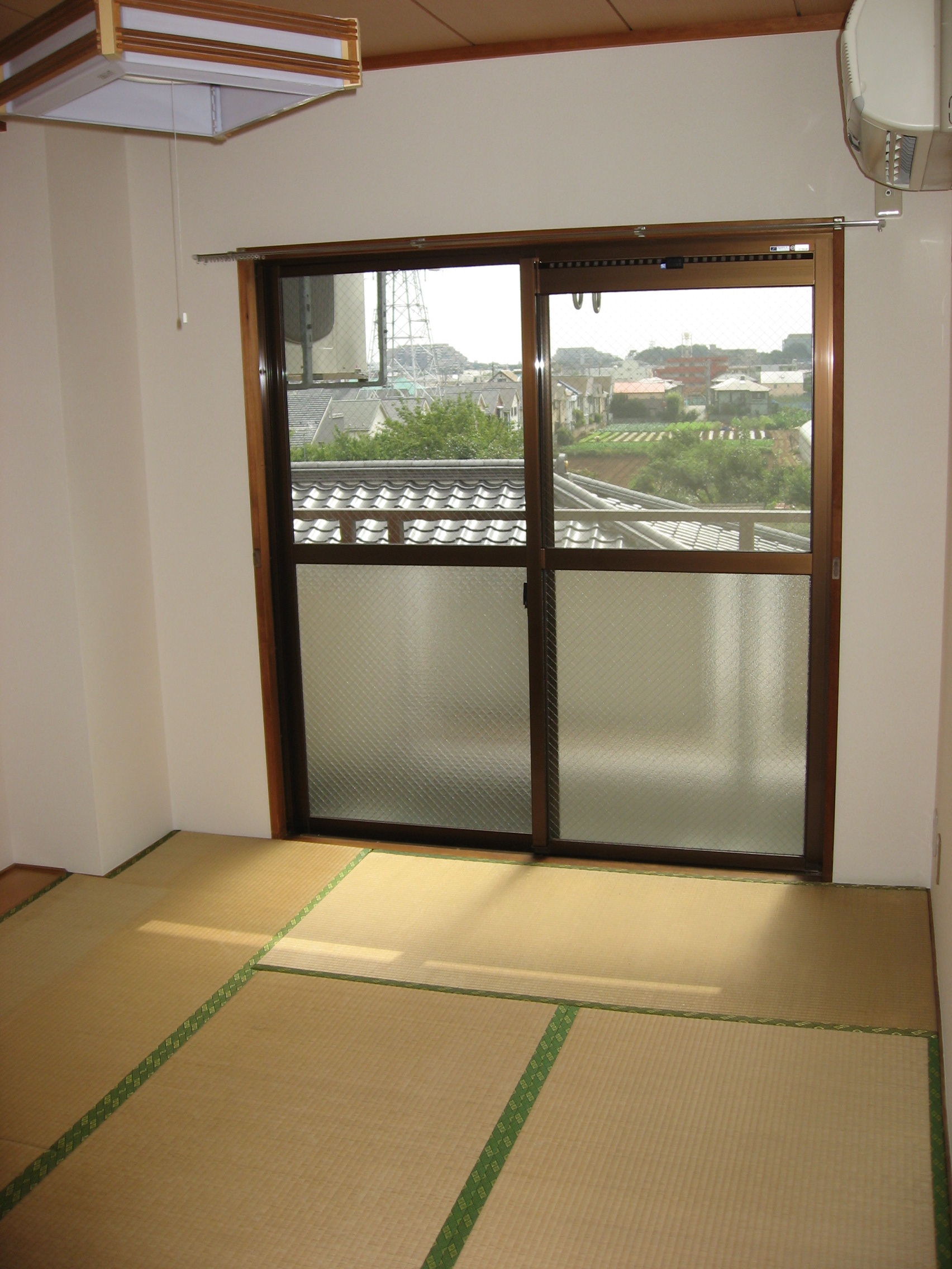Other room space. South-facing bright tatami calm Japanese-style! Here air conditioning is!