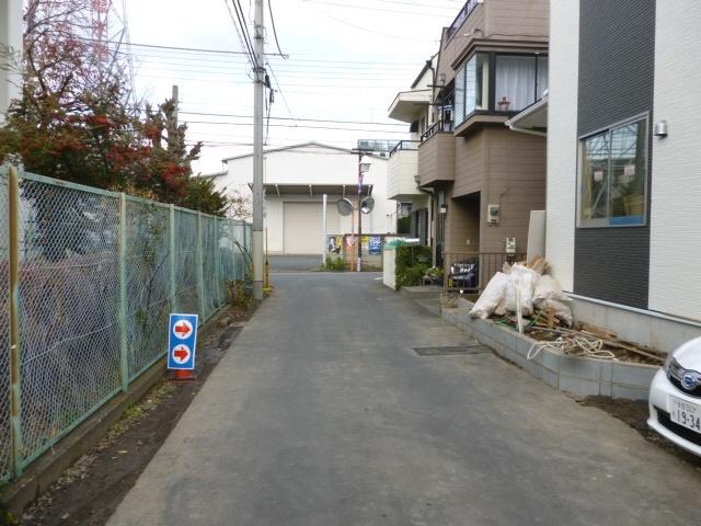 Local photos, including front road. Width 4m.