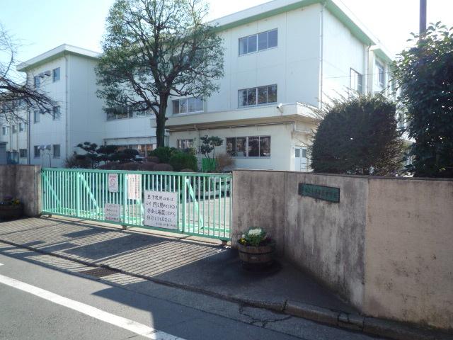 Junior high school. Deng 800m to the third junior high school