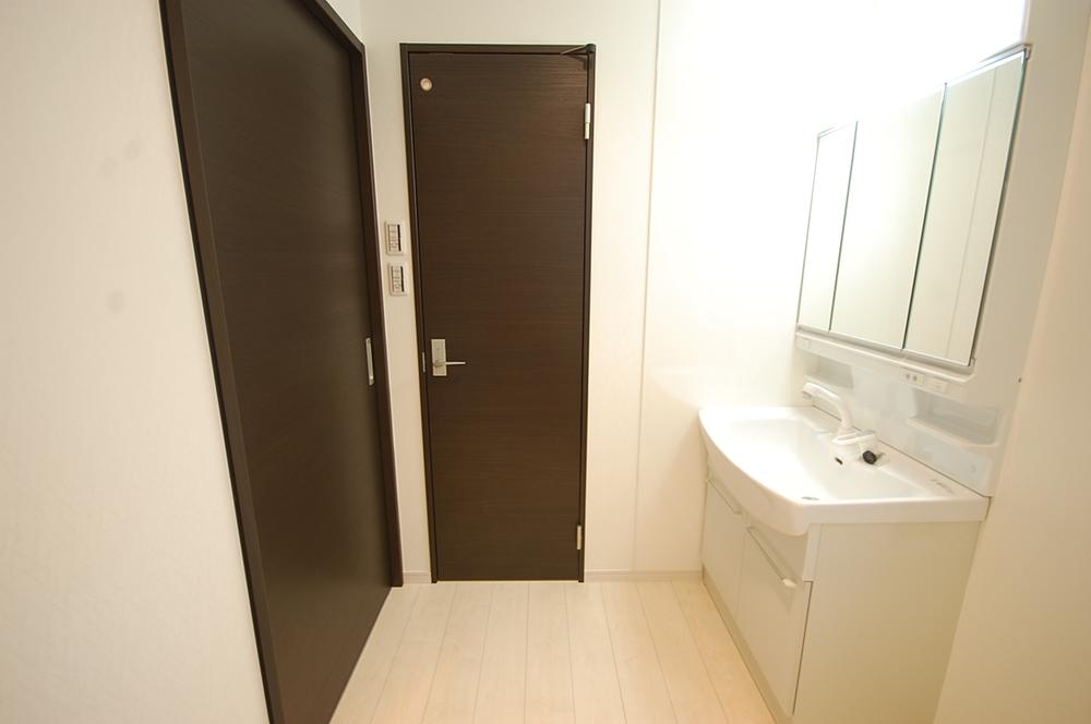 Wash basin, toilet. bathroom