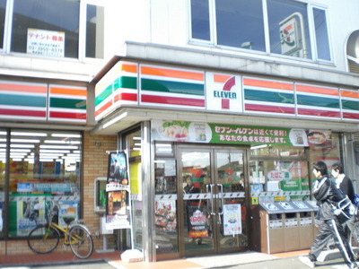 Convenience store. Seven-Eleven (convenience store) to 200m