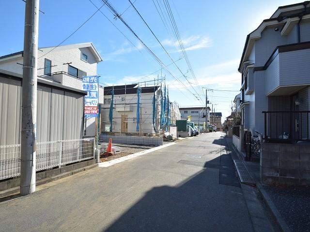 Local photos, including front road. Kodaira Kogawahigashi cho 5-chome, contact road 2013 / 12 / 16 shooting