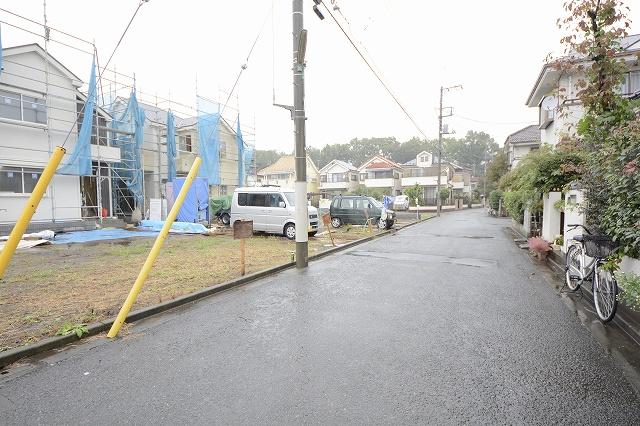 Local photos, including front road. Frontal road From the south