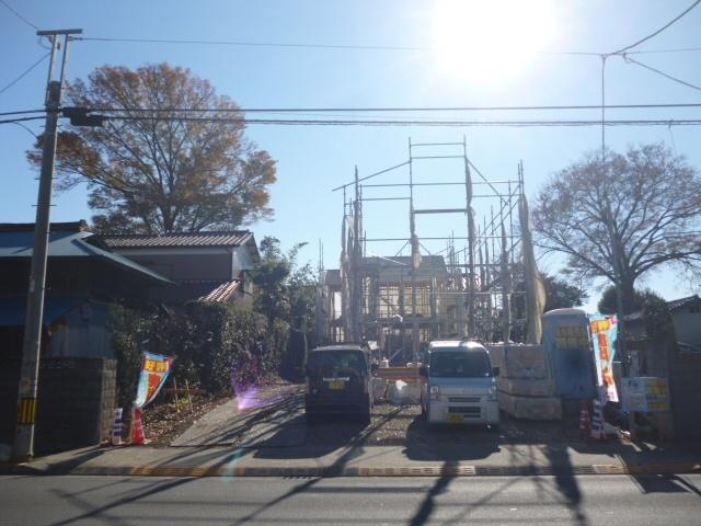 Local photos, including front road. Width 13m.