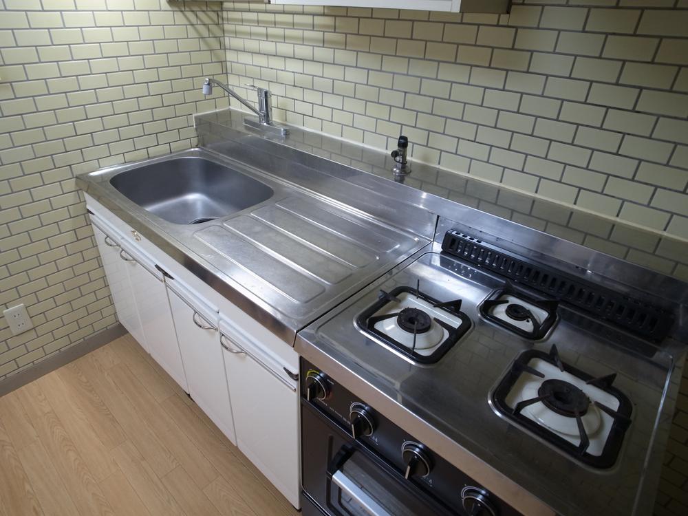 Kitchen. Indoor (11 May 2013) Shooting