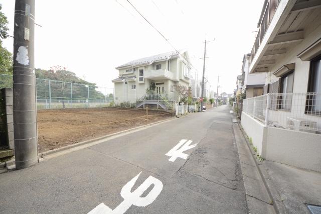 Local photos, including front road. Frontal road Local (11 May 2013) Shooting