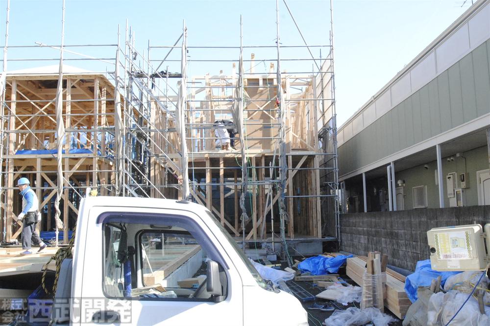 Local photos, including front road. Local (11 May 2013) Shooting Building 3