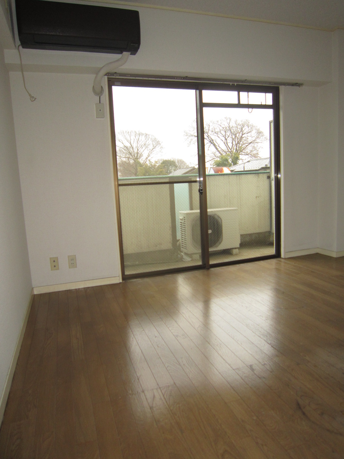 Living and room. Yang Plug from the large windows leading to the veranda