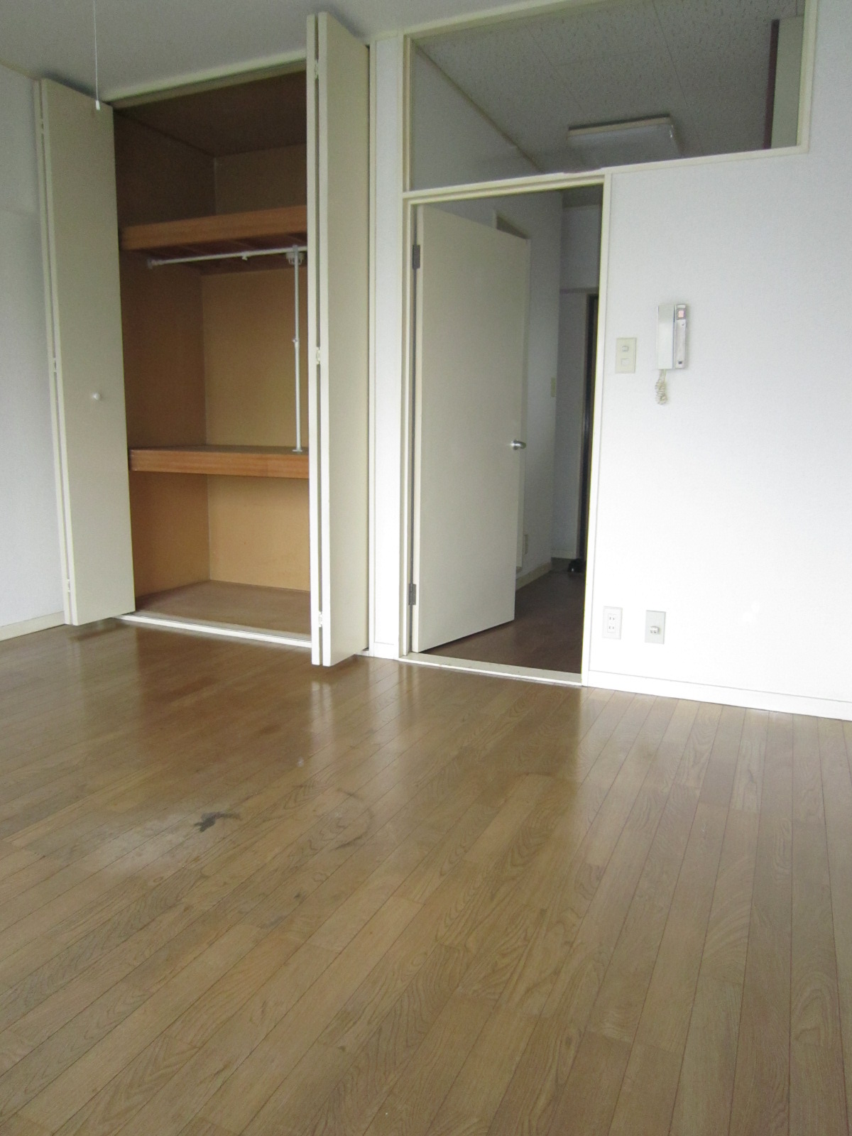 Living and room. Live in spacious comfort 8 quires of Western-style