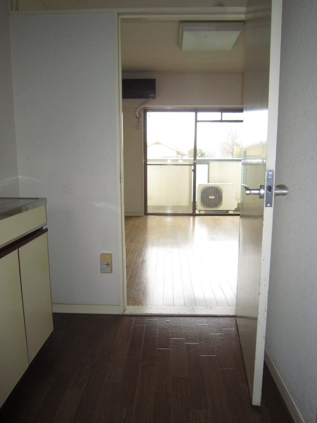 Kitchen. Living room and kitchen is separate type. Courier receipt worry ☆