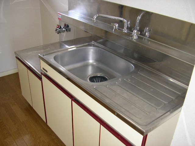 Kitchen. I kitchen is also spread the width of the dishes in the gas stove correspondence