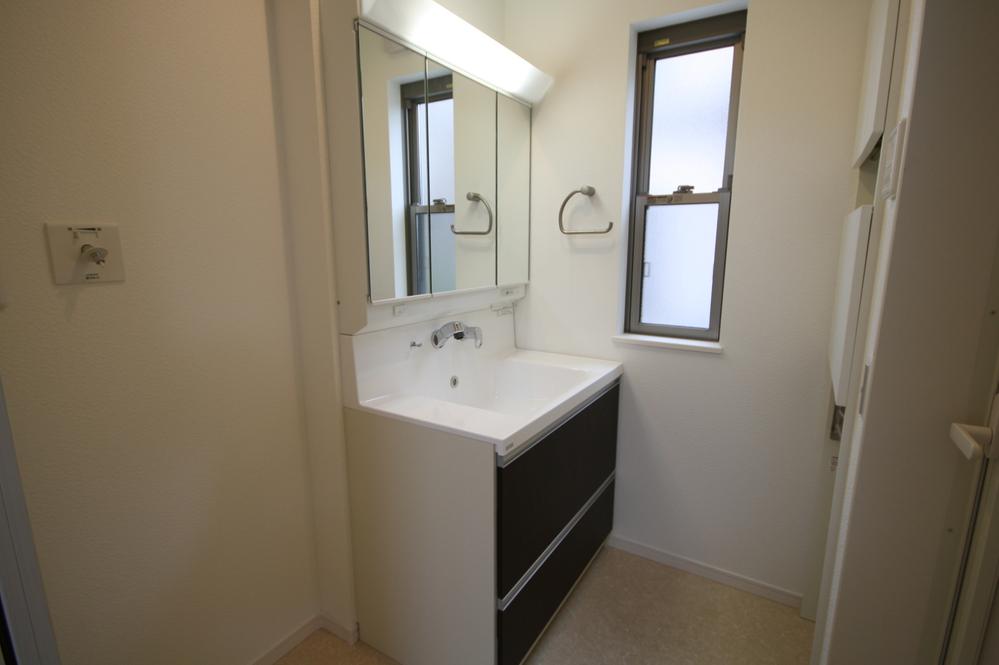 Wash basin, toilet. Indoor (10 May 2013) Shooting