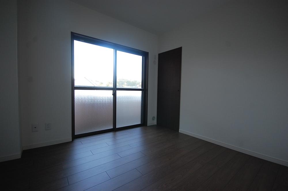 Non-living room. Local Photos