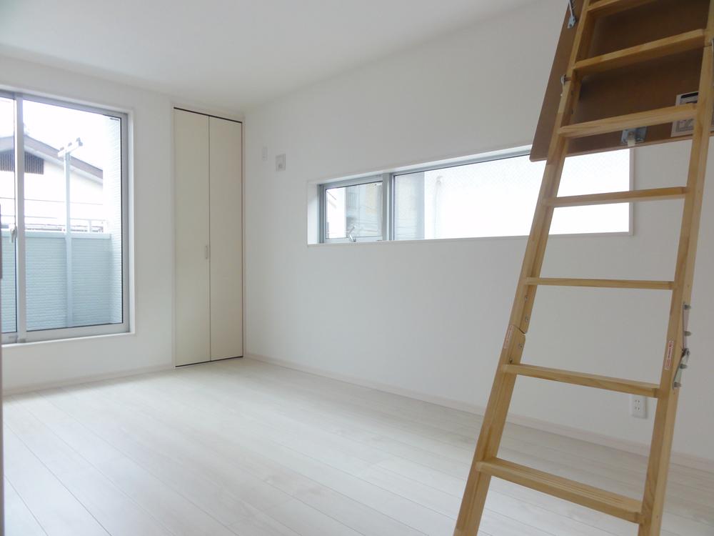 Non-living room. 5.17 Pledge Grenier with a Western-style