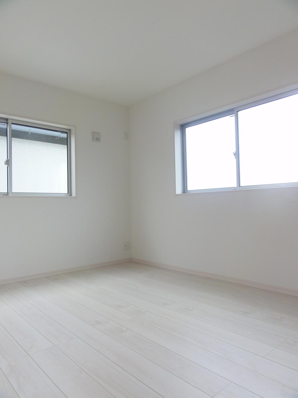 Non-living room. 6 Pledge Western-style