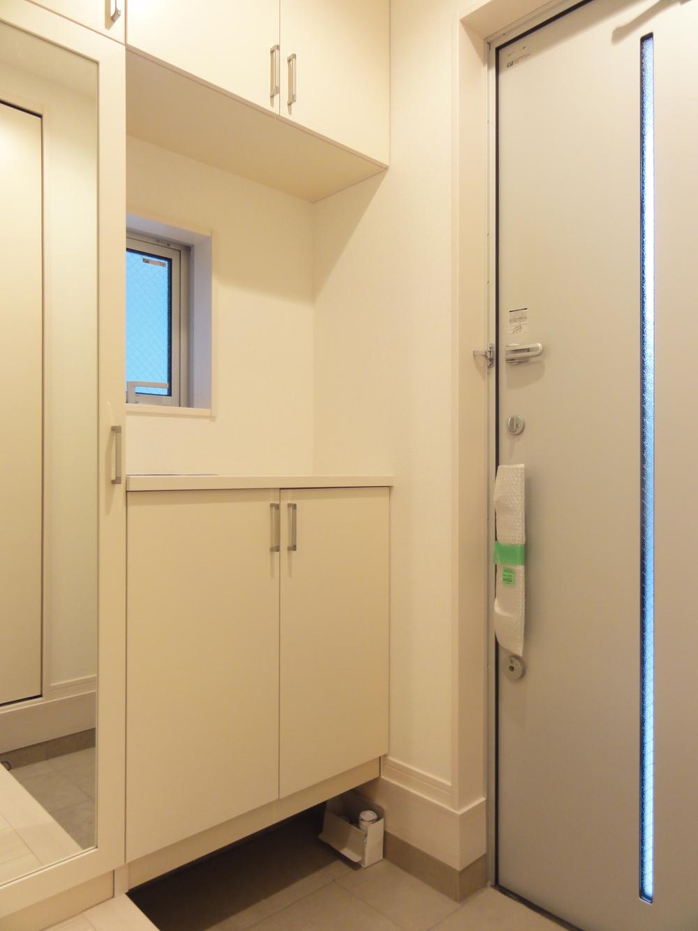 Entrance. Storage space enhancement