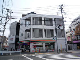 Convenience store. 5m to Seven-Eleven (convenience store)