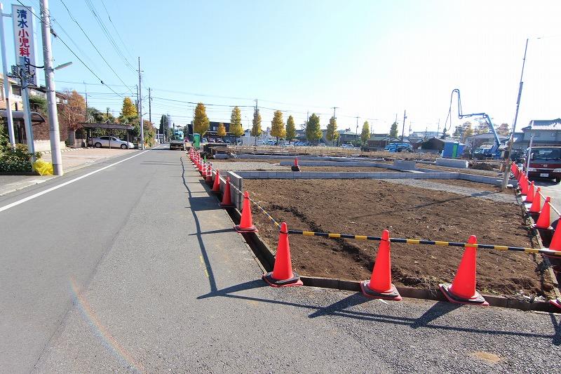 Local photos, including front road. Selling local