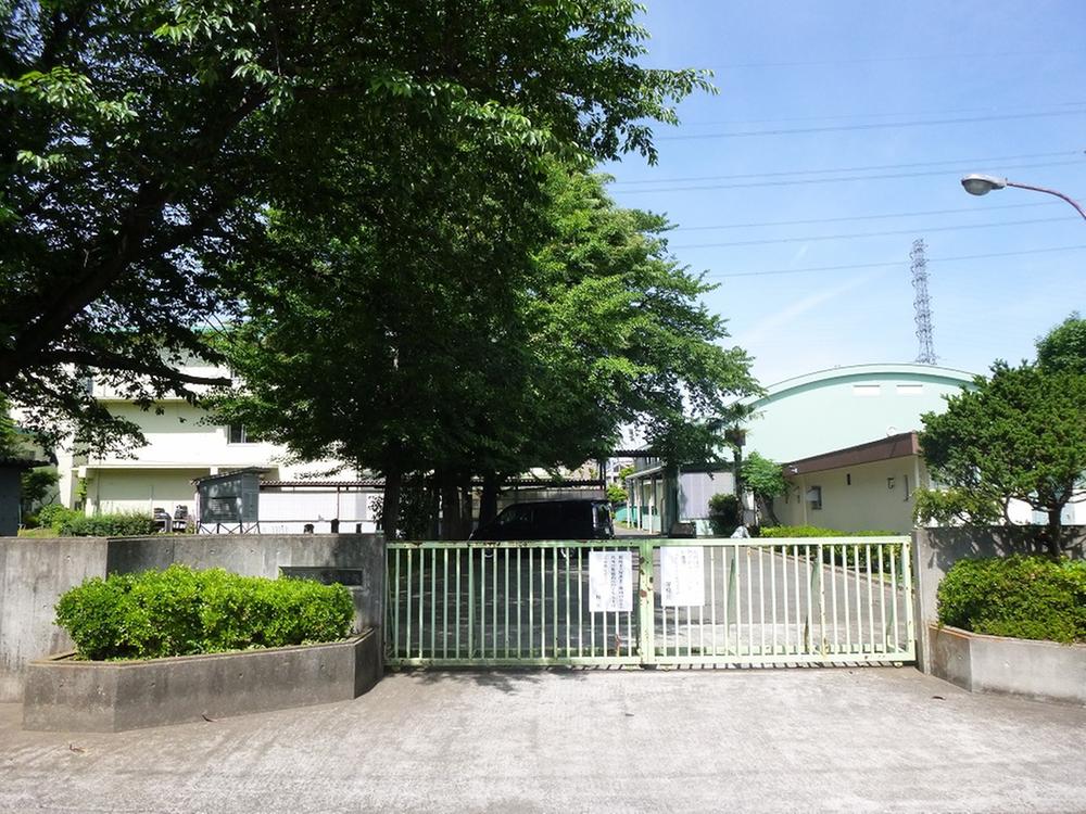 Primary school. First-class inn until the elementary school 970m