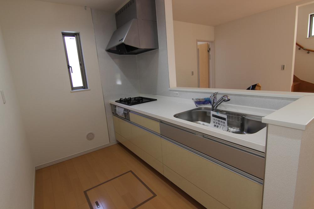 Kitchen. Face-to-face kitchen Hard artificial marble top plate attached scratches, Sliding door type storage Indoor (10 May 2013) Shooting