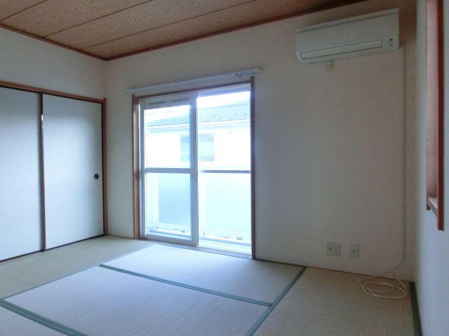 Living and room. ☆ Japanese-style room is 6 quires ☆