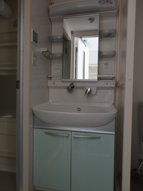 Washroom. I'm happy independent wash basin with shower!