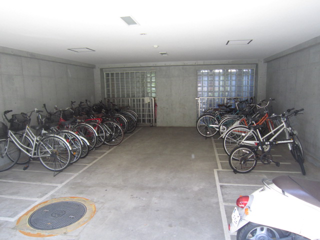 Other common areas. It puts motorcycle in 2500 yen!