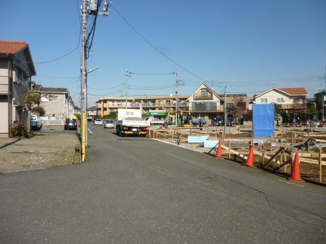 Local photos, including front road. West, 2013 November 27, shooting.