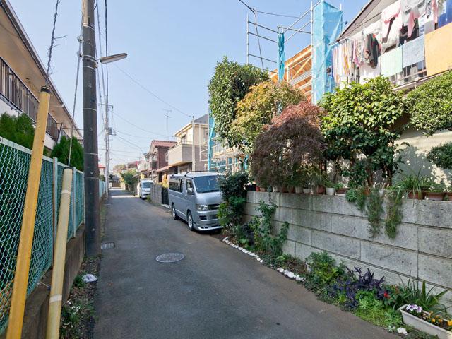 Local photos, including front road. Local (12 May 2013) Shooting