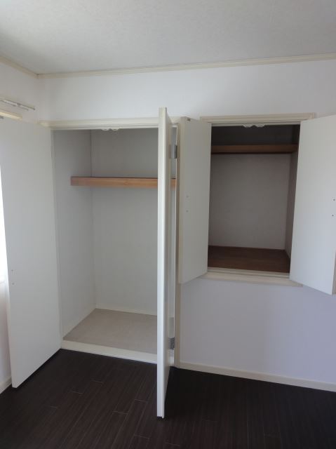 Washroom. Toilet with a clean feeling with a towel hanger.